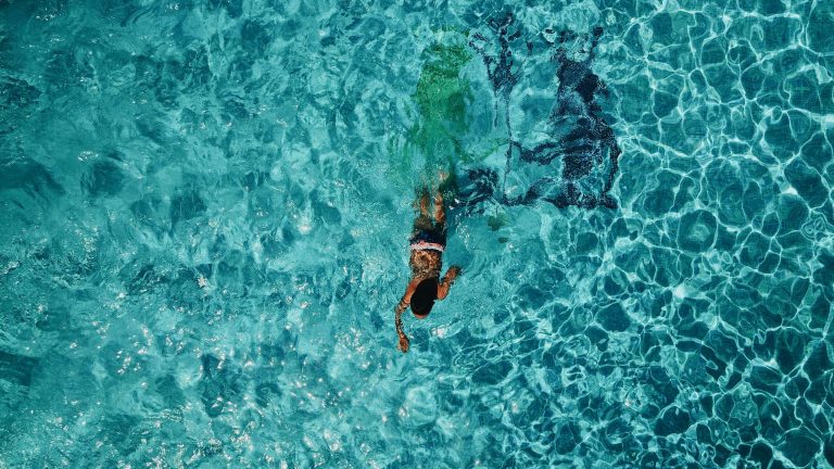 Nadador usando tapones a medida para nadar en piscina