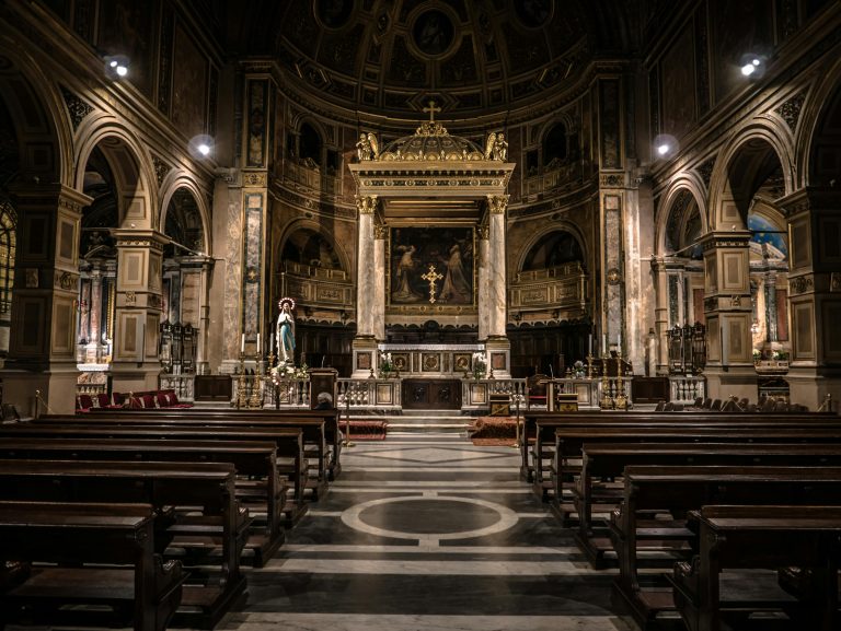 Audífonos en la iglesia durante una misa con acústica compleja
